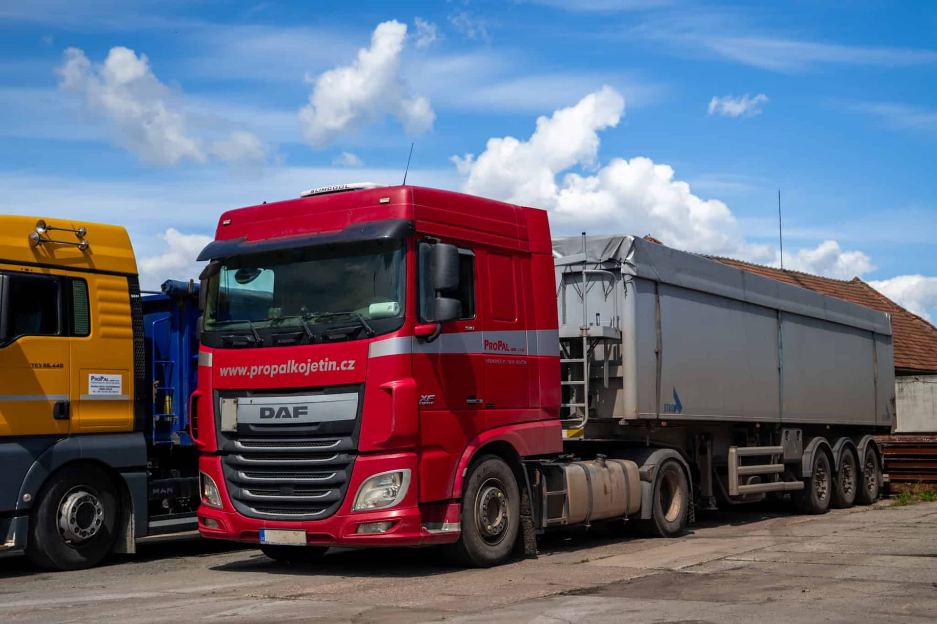 Červený DAF truck PROPAL